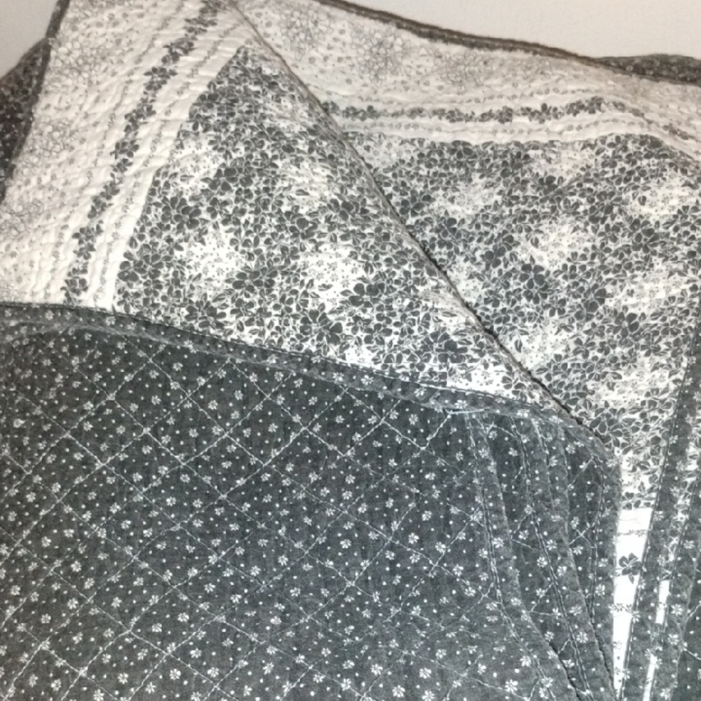 Elegant Blue and White Floral Quilt Reversible